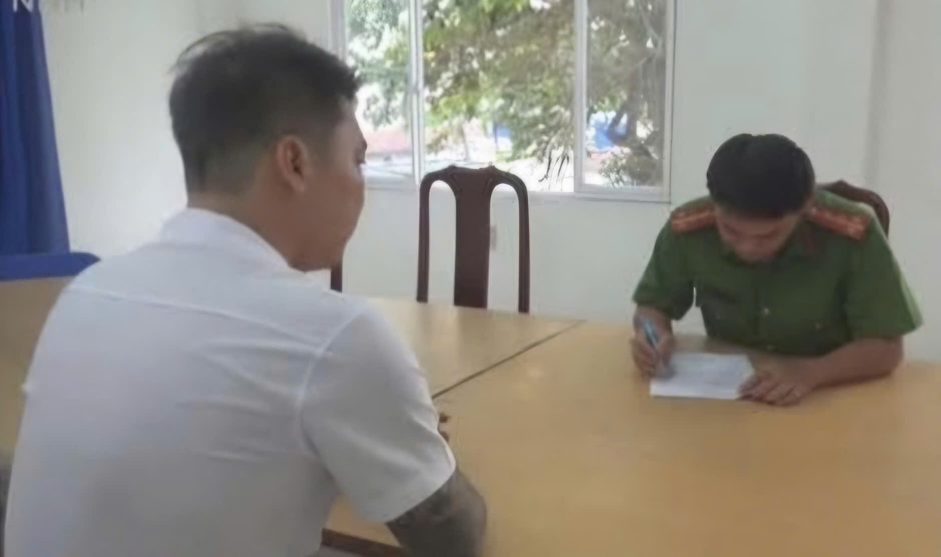 Nh&oacute;m đối tượng mang theo hung kh&iacute; đến đập ph&aacute; qu&aacute;n ăn của một phụ nữ ở B&igrave;nh Dương - Ảnh 1.