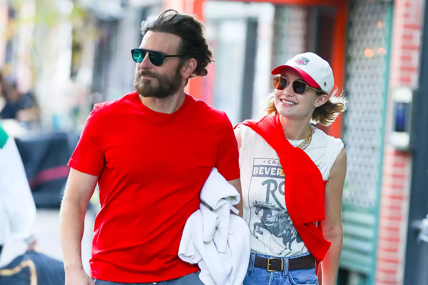 Gigi Hadid c&ocirc;ng khai ảnh h&ocirc;n t&agrave;i tử Bradley Cooper - Ảnh 2.