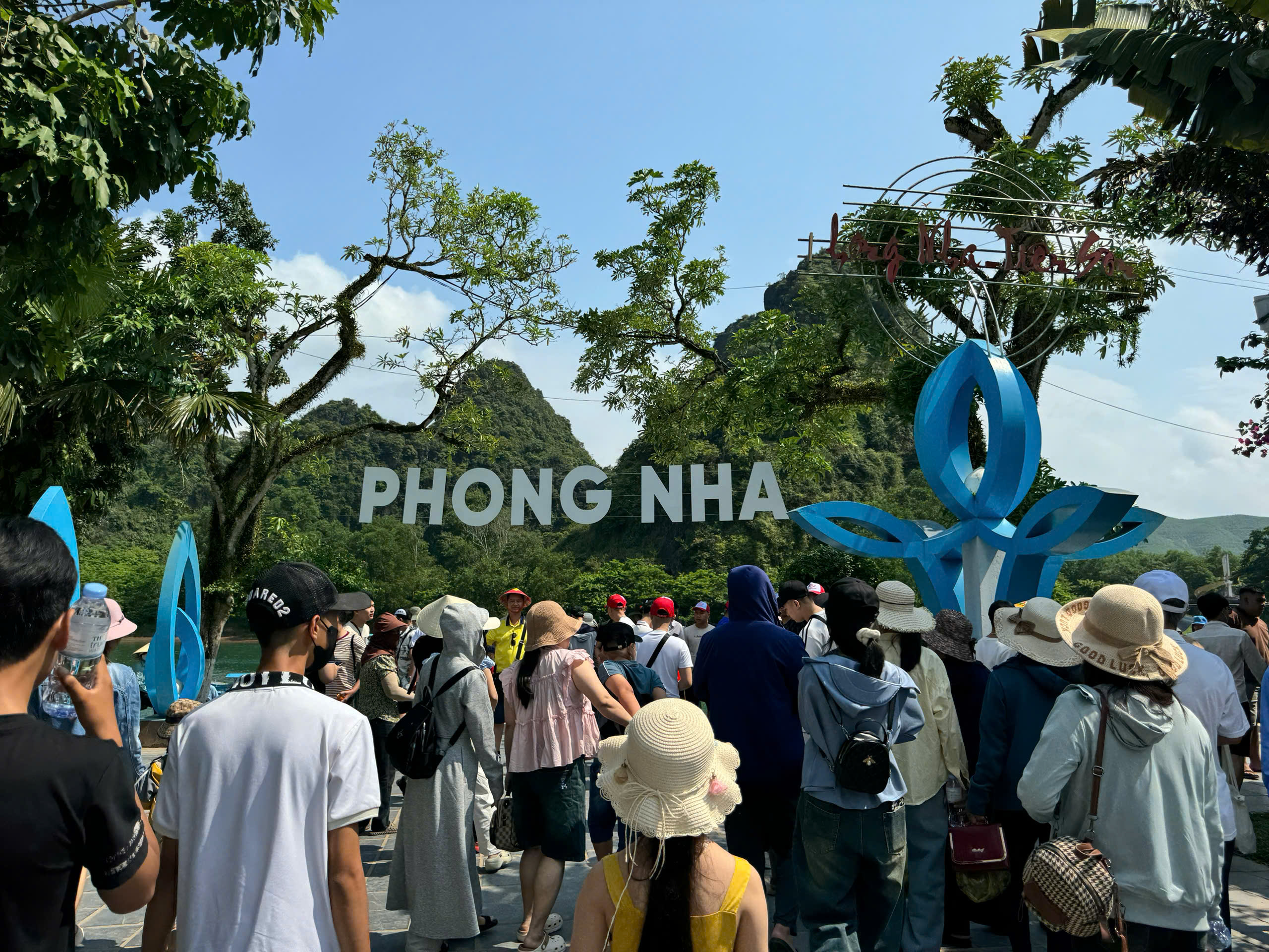Quảng Bình hút gần 370.000 lượt khách dịp lễ 30-4, du lịch sinh thái "lên ngôi" - Ảnh 1.