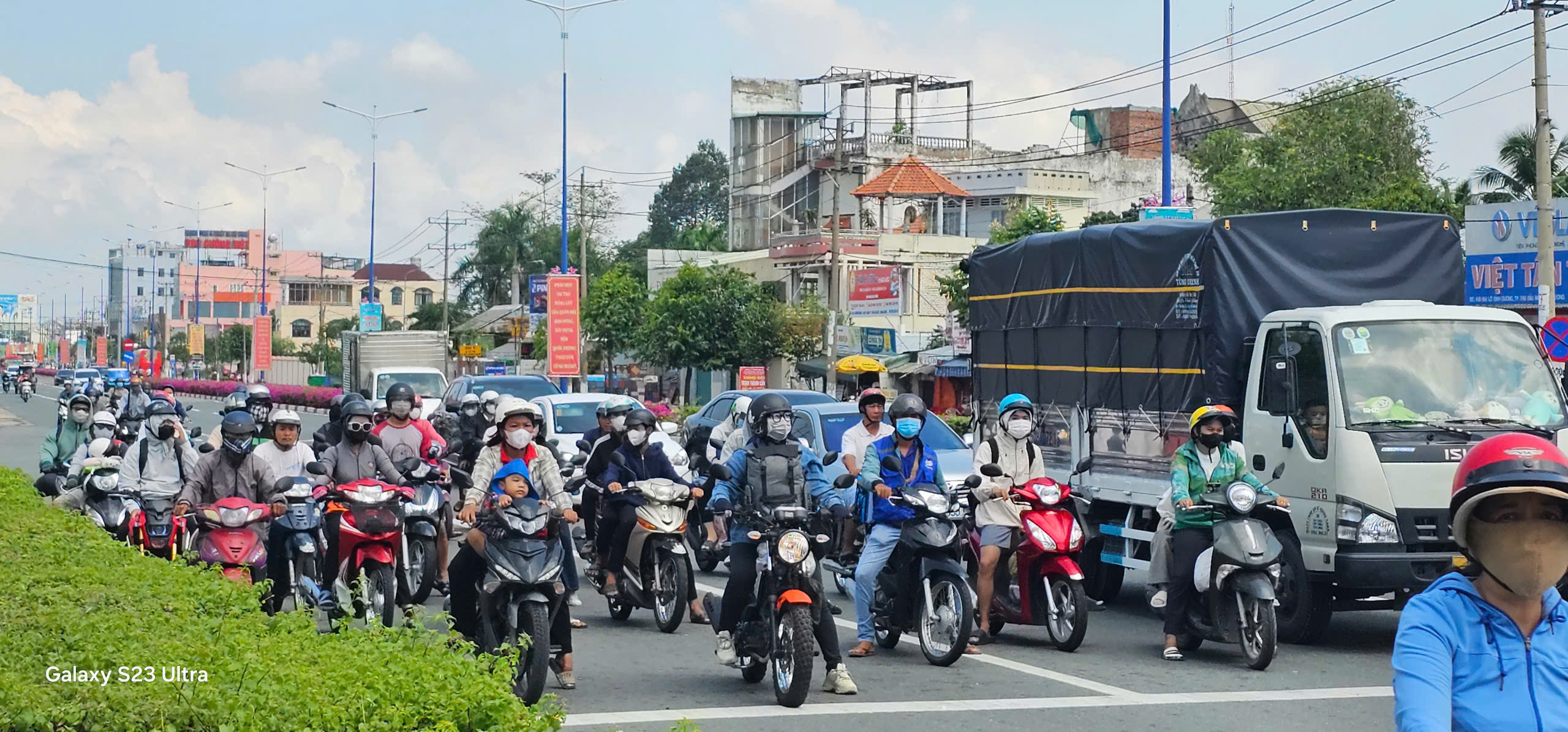 H&igrave;nh ảnh người lao động lỉnh kỉnh đồ đạc trở lại B&igrave;nh Dương trưa 4-5- Ảnh 7.