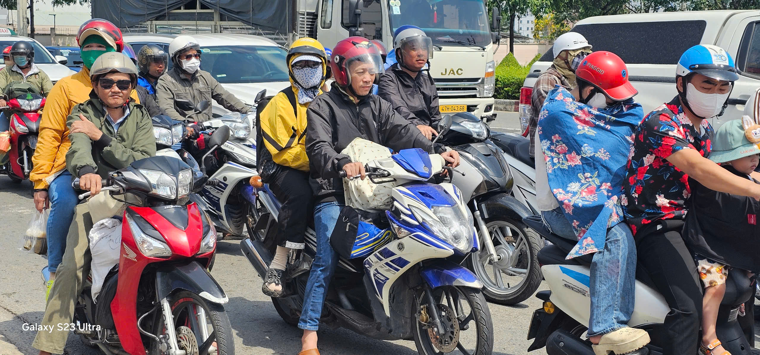 H&igrave;nh ảnh người lao động lỉnh kỉnh đồ đạc trở lại B&igrave;nh Dương trưa 4-5- Ảnh 1.
