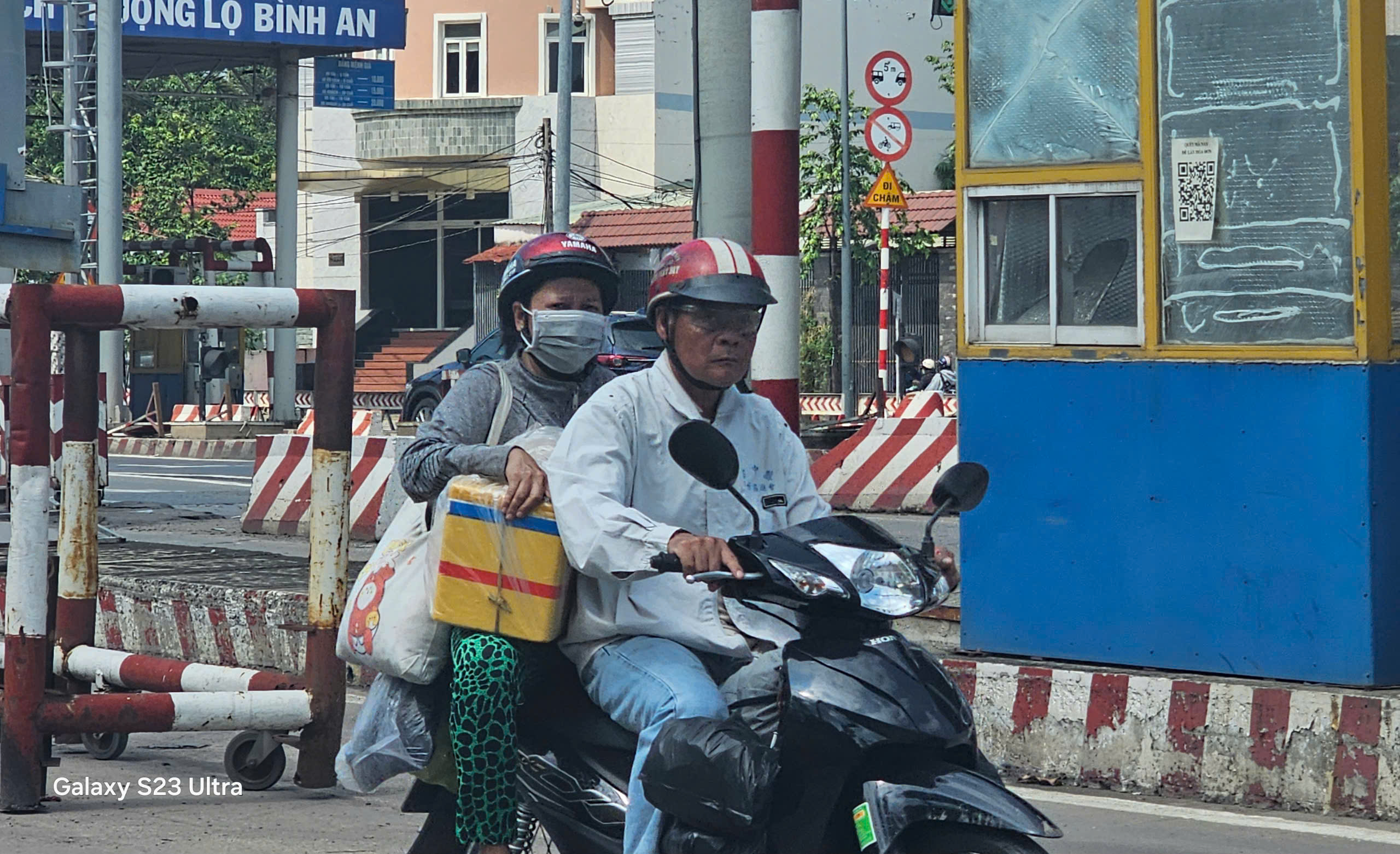 H&igrave;nh ảnh người lao động lỉnh kỉnh đồ đạc trở lại B&igrave;nh Dương trưa 4-5- Ảnh 6.