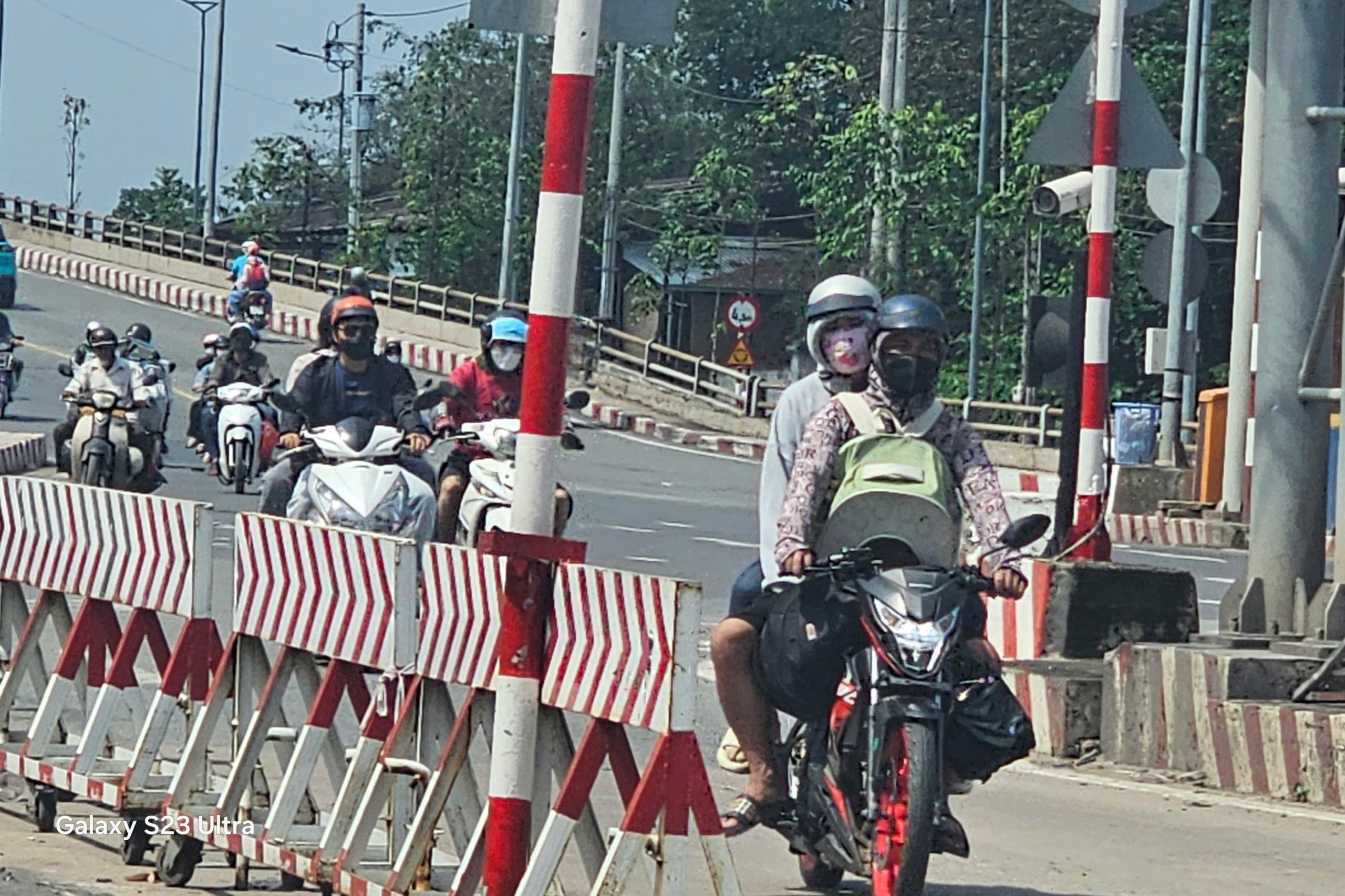 H&igrave;nh ảnh người lao động lỉnh kỉnh đồ đạc trở lại B&igrave;nh Dương trưa 4-5- Ảnh 5.