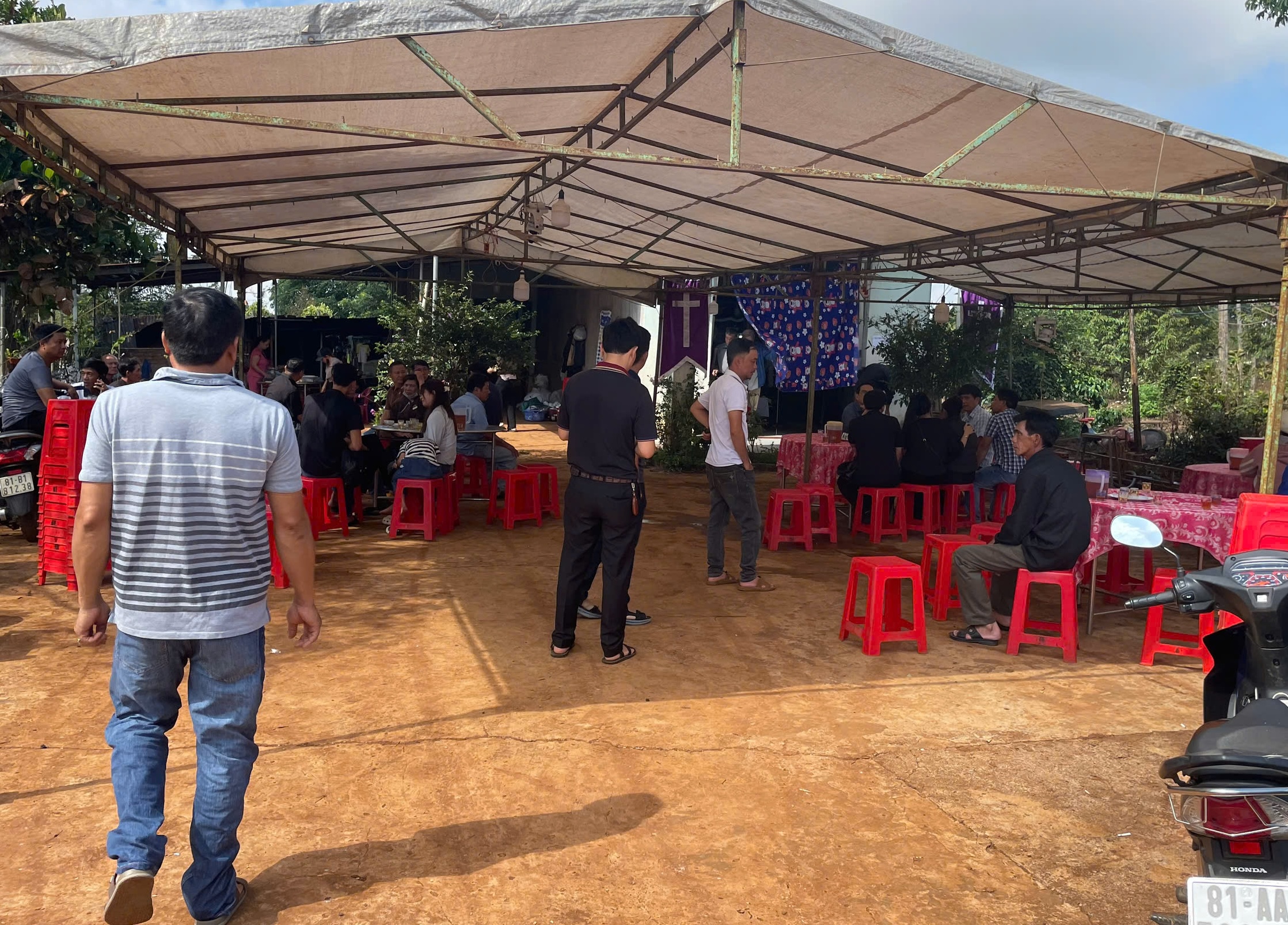 Phát hiện 3 mẹ con tử vong trong căn nhà khóa cửa: Nghi mẹ đầu độc - Ảnh 1.