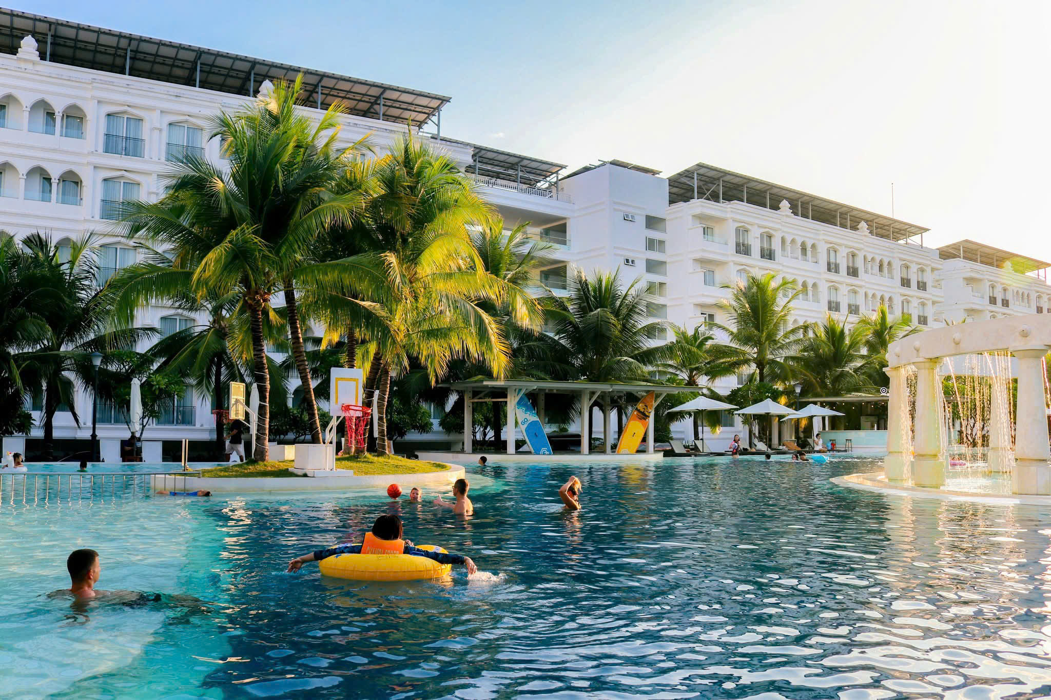 Hơn 1 triệu lượt kh&aacute;ch đến Nha Trang &ndash; Kh&aacute;nh H&ograve;a tham quan, nghỉ dưỡng - Ảnh 1.