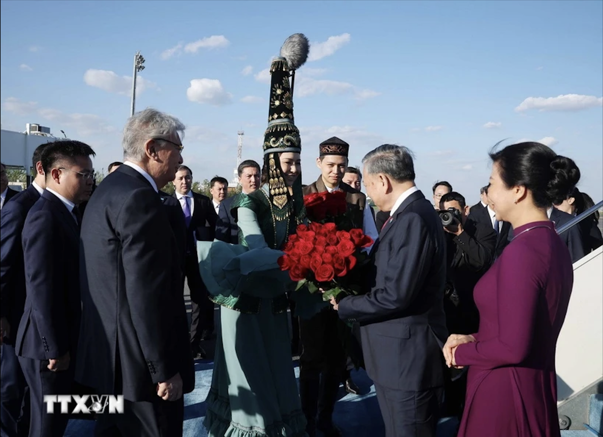 Tổng thống Kazakhstan ra s&acirc;n bay đ&oacute;n Tổng B&iacute; thư T&ocirc; L&acirc;m - Ảnh 3.