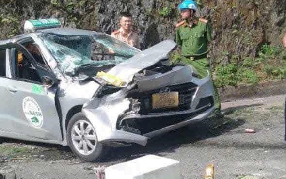 VIDEO: Tông vào sau xe tải dừng đột ngột, tài xế taxi tử vong