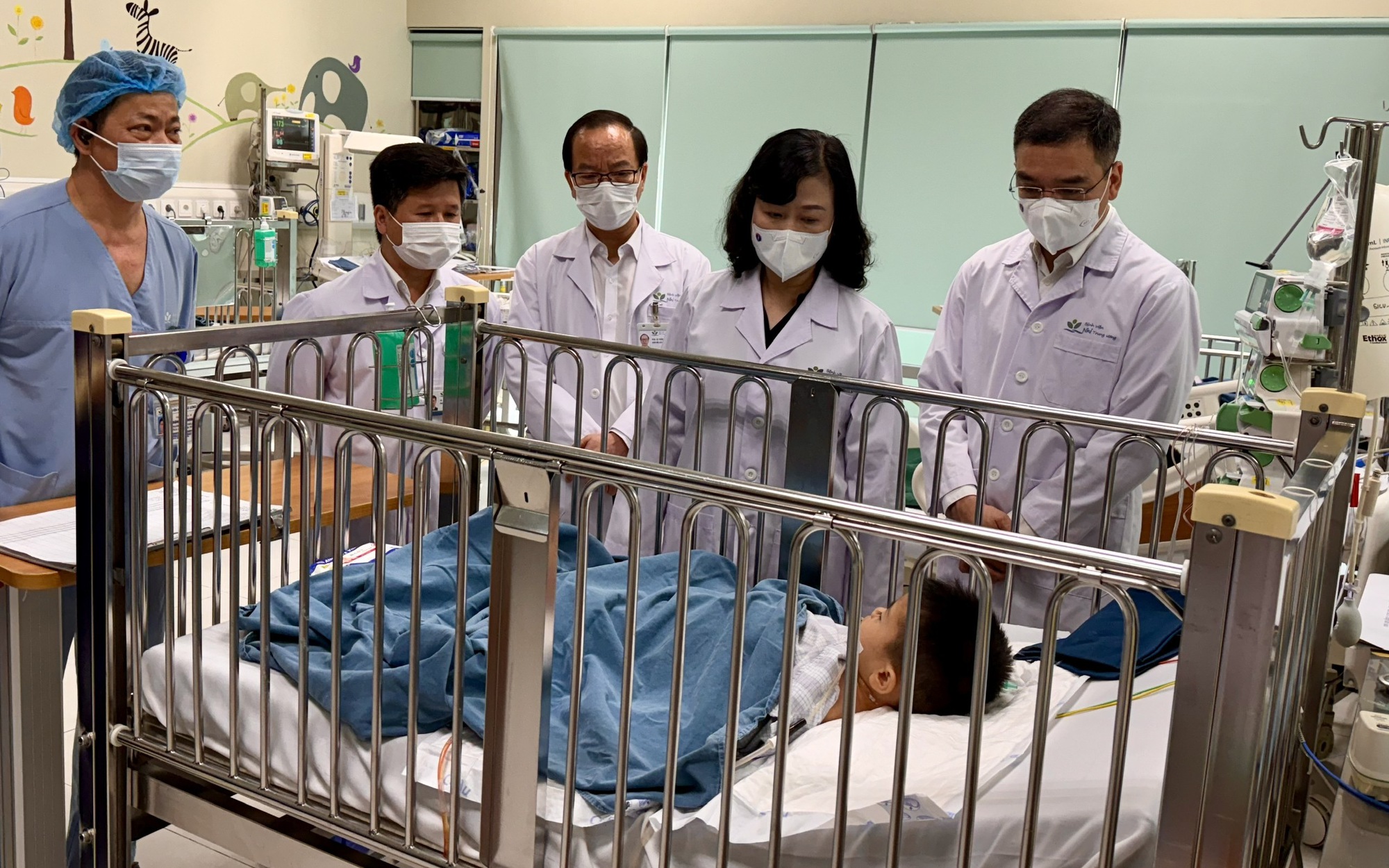 Vụ nộp đủ tiền mới cấp cứu bé trai bị tai nạn giao thông: Bộ trưởng Y tế Đào Hồng Lan nói gì?