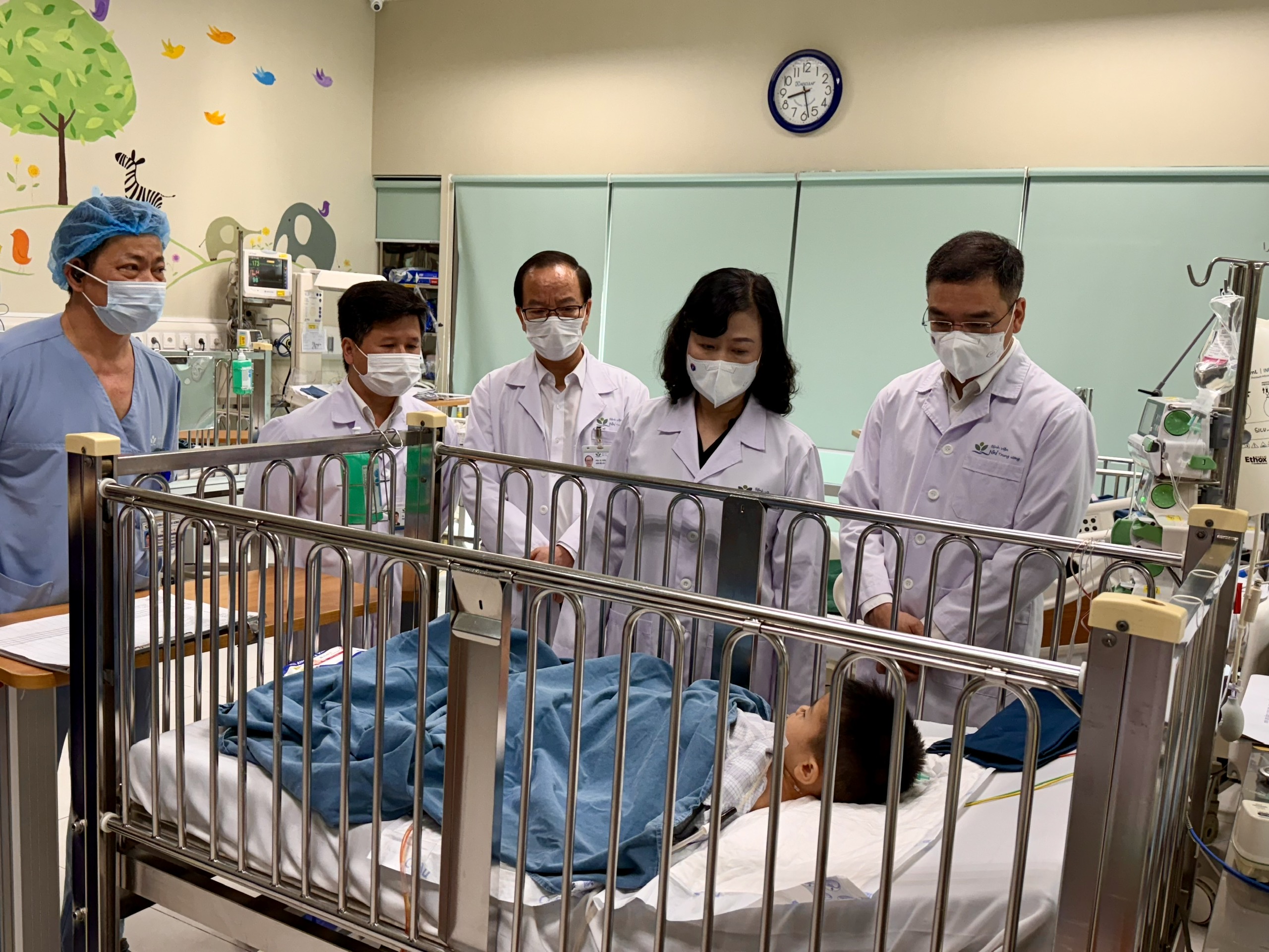 Vụ nộp đủ tiền mới cấp cứu bé trai bị tai nạn giao thông: Bộ trưởng Y tế Đào Hồng Lan nói gì?- Ảnh 1.