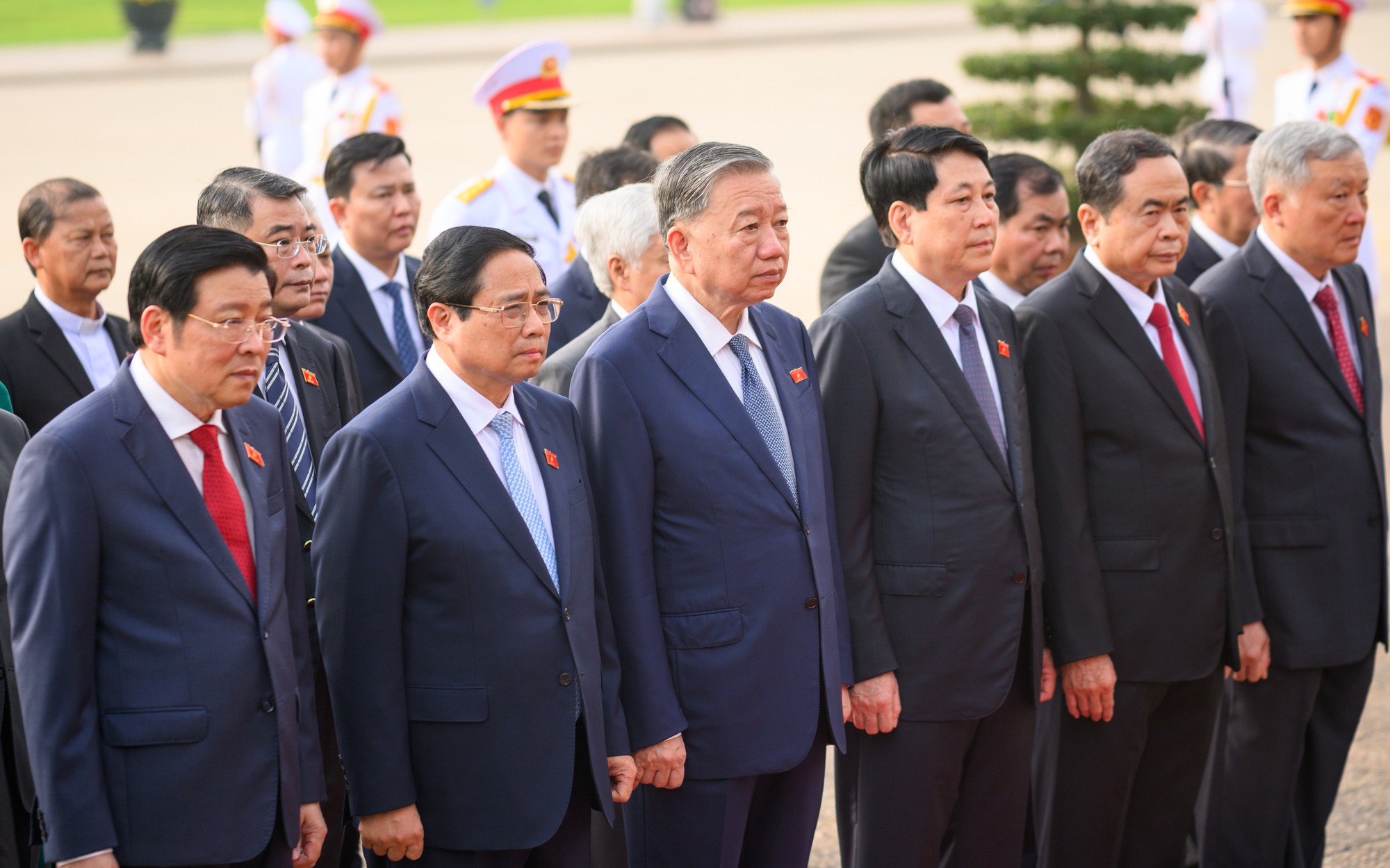 Lãnh đạo Đảng, Nhà nước và các đại biểu Quốc hội vào Lăng viếng Chủ tịch Hồ Chí Minh