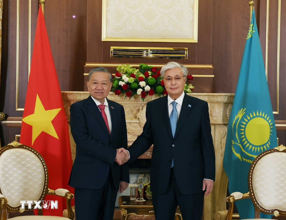 Tổng thống Kazakhstan ra s&acirc;n bay đ&oacute;n Tổng B&iacute; thư T&ocirc; L&acirc;m - Ảnh 5.