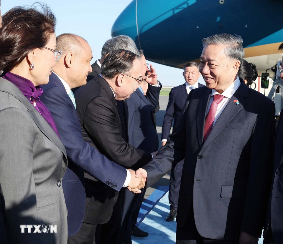 Tổng thống Kazakhstan ra s&acirc;n bay đ&oacute;n Tổng B&iacute; thư T&ocirc; L&acirc;m - Ảnh 4.