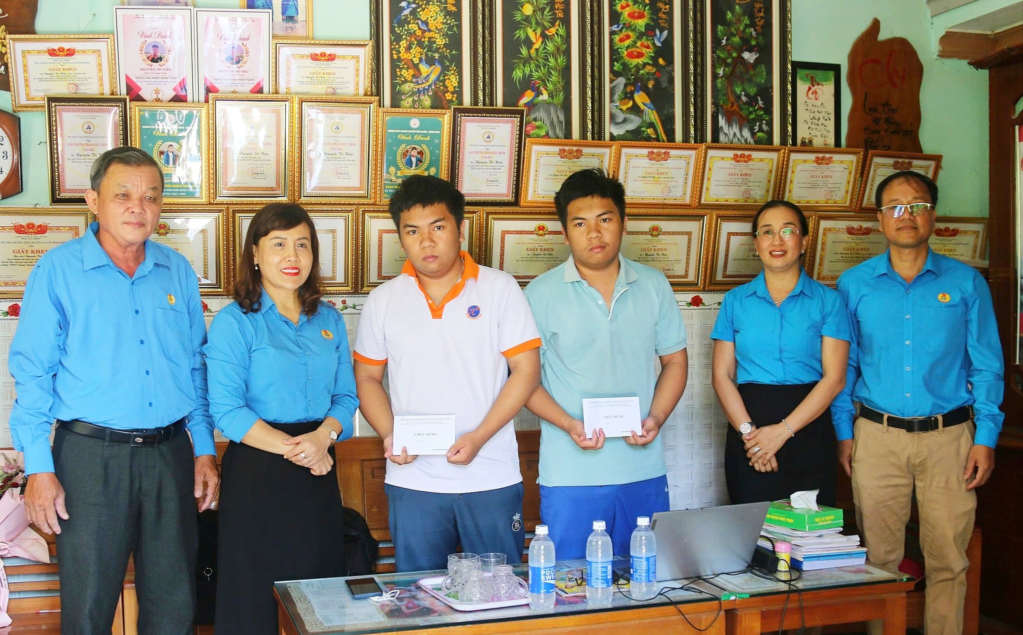 LĐLĐ Quảng Nam tặng qu&agrave; anh em song sinh đoạt HCV kỳ thi Olympic - Ảnh 1.