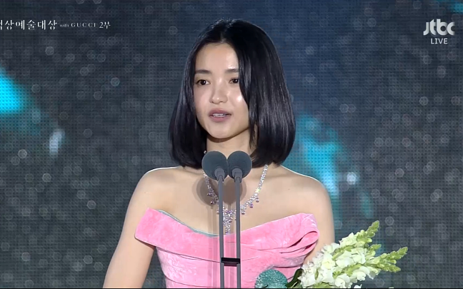 Cận cảnh "thị hậu" Baeksang 2025 Kim Tae-ri