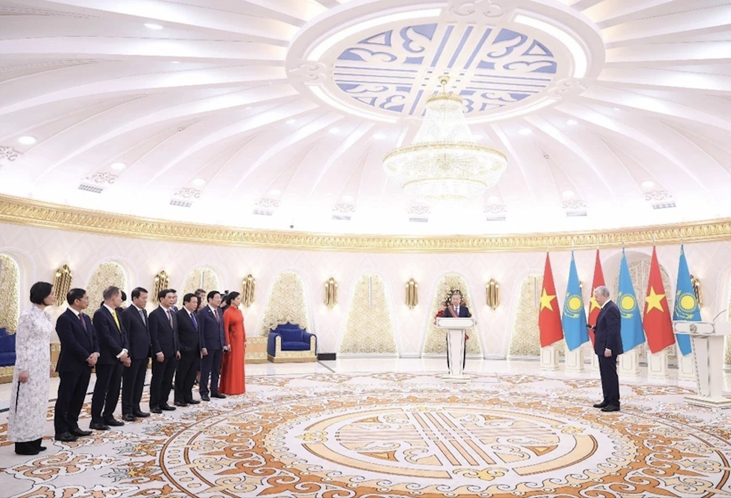 Kazakhstan tặng Tổng B&iacute; thư T&ocirc; L&acirc;m Hu&acirc;n chương Hữu nghị Dostyk hạng nhất - Ảnh 1.