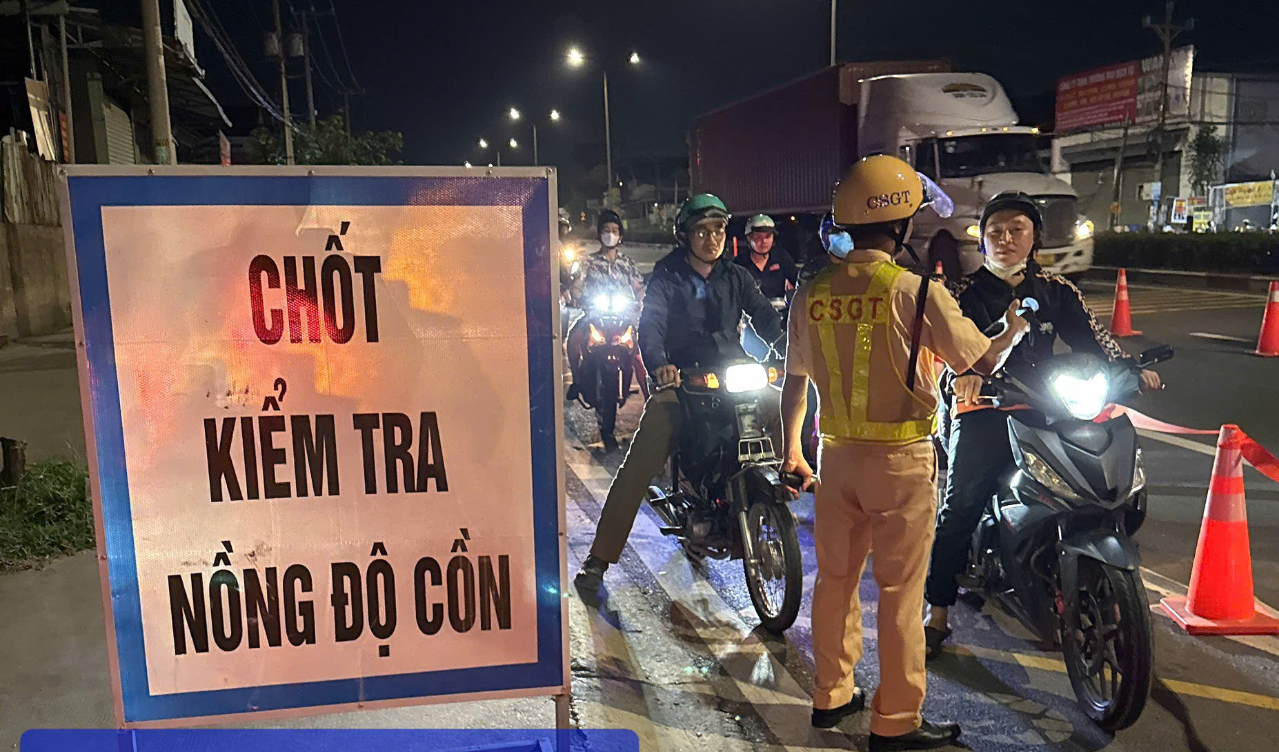 C&ocirc;ng an B&igrave;nh Dương xử l&yacute; nhiều "ma men" bất hợp t&aacute;c khi đo nồng độ cồn- Ảnh 1.