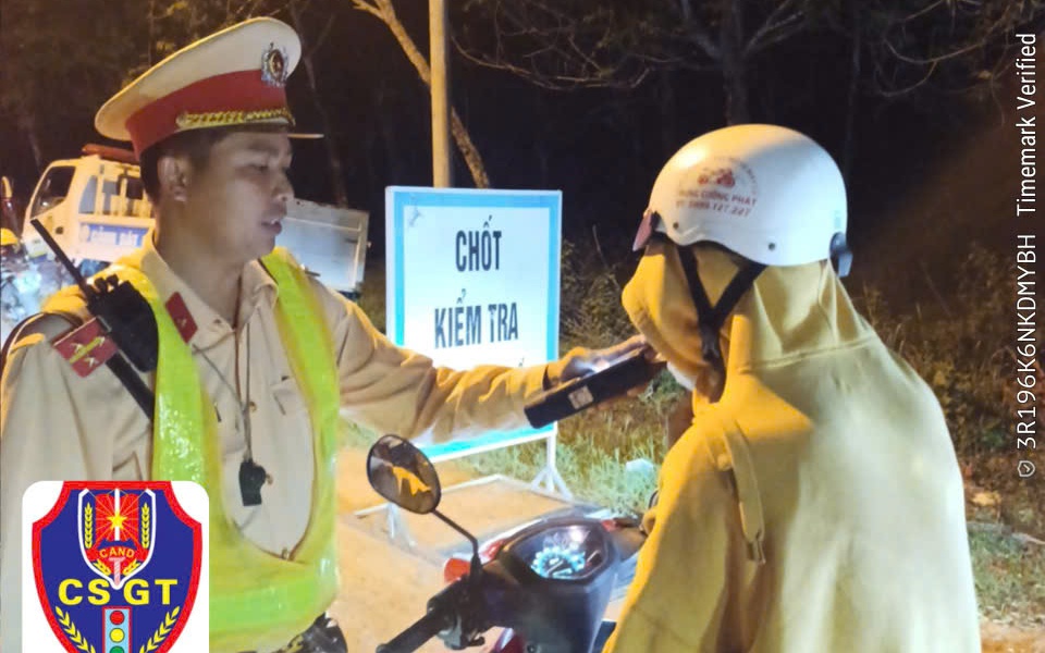 Công an Bình Dương xử lý nhiều "ma men" bất hợp tác khi đo nồng độ cồn