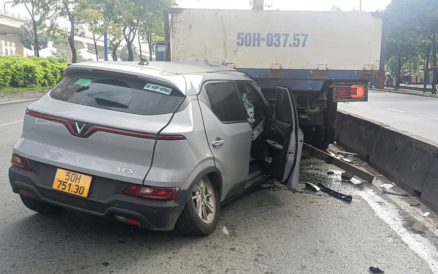 Tài xế taxi nhập viện sau cú tông mạnh đuôi xe tải cẩu