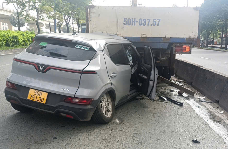 Tài xế taxi nhập viện sau cú tông mạnh đuôi xe tải cẩu- Ảnh 1.
