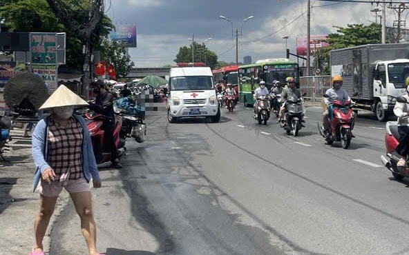Người đàn ông đang giao thức ăn cho khách, ngã xuống đường tử vong