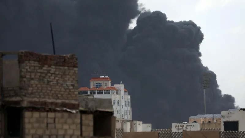 Israel oanh tạc Yemen, v&ocirc; hiệu h&oacute;a s&acirc;n bay thủ đ&ocirc; - Ảnh 1.