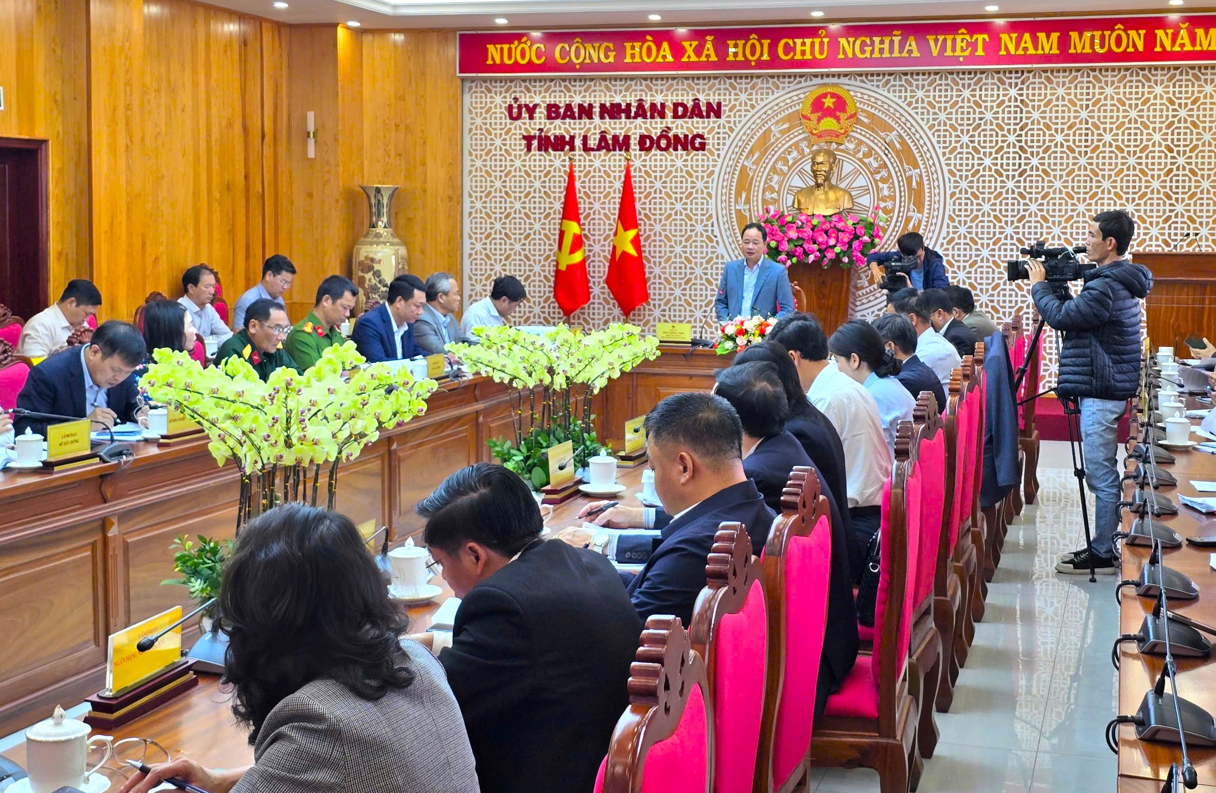 L&acirc;m Đồng: Sẽ xem x&eacute;t đ&igrave;nh chỉ chức vụ Chủ tịch UBND huyện nếu tiếp tục chậm triển khai dự &aacute;n cao tốc - Ảnh 1.