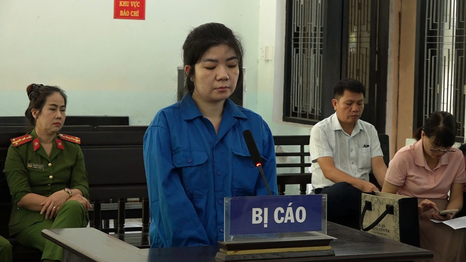 Đưa điện thoại cho nhân viên ngân hàng để cài đặt tài khoản, nhiều người mất tiền - Ảnh 1.