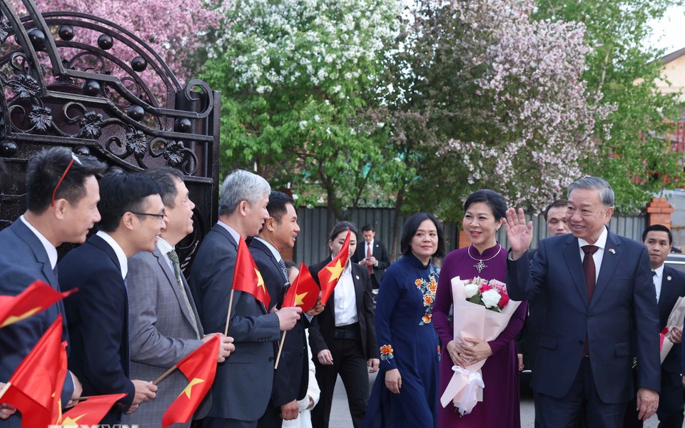 Tổng Bí thư Tô Lâm gặp gỡ cộng đồng người Việt Nam tại Kazakhstan