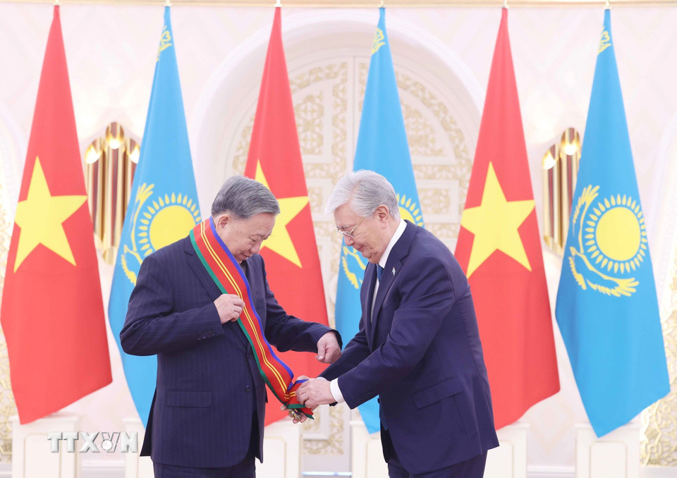 Kazakhstan tặng Tổng B&iacute; thư T&ocirc; L&acirc;m Hu&acirc;n chương Hữu nghị Dostyk hạng nhất - Ảnh 2.