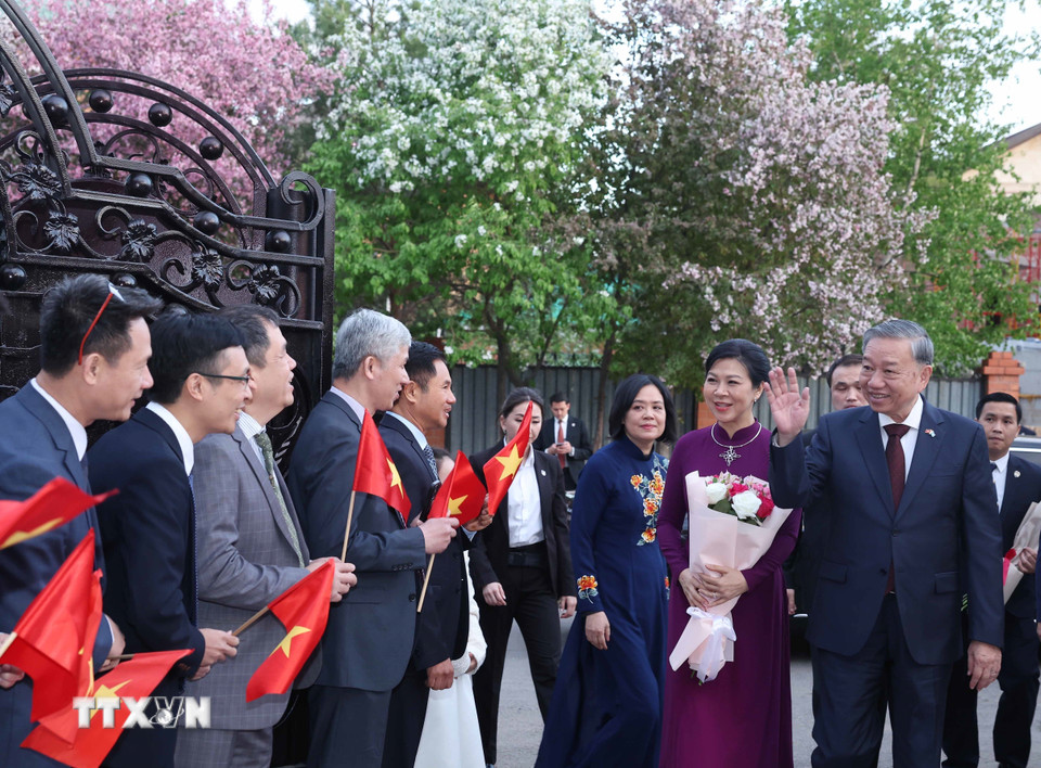 Tổng Bí thư Tô Lâm gặp gỡ cộng đồng người Việt Nam tại Kazakhstan - Ảnh 1.