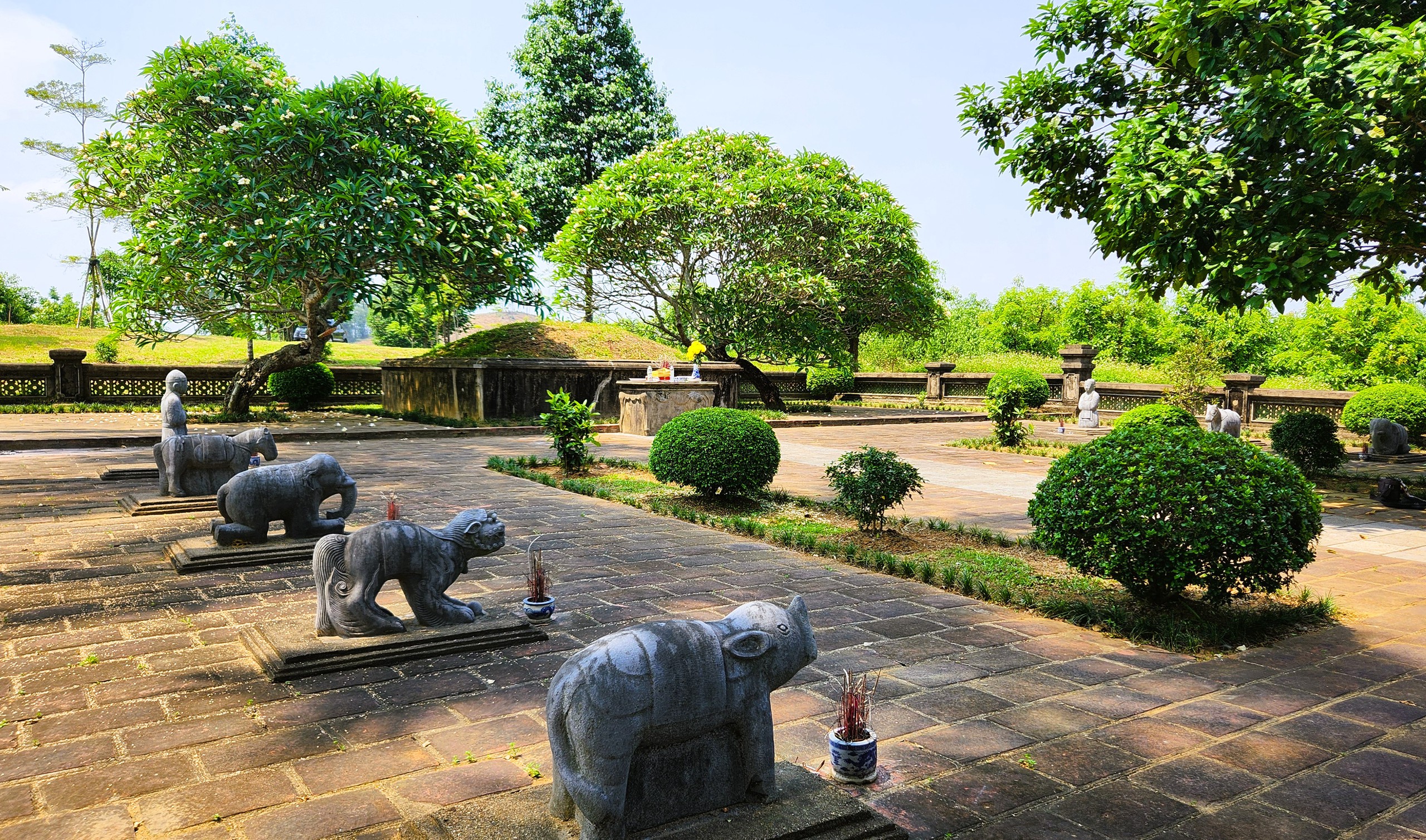 Vụ lăng mộ vua Lê Túc Tông bị xâm hại: Tạm giữ hình sự 2 người Trung Quốc - Ảnh 4.