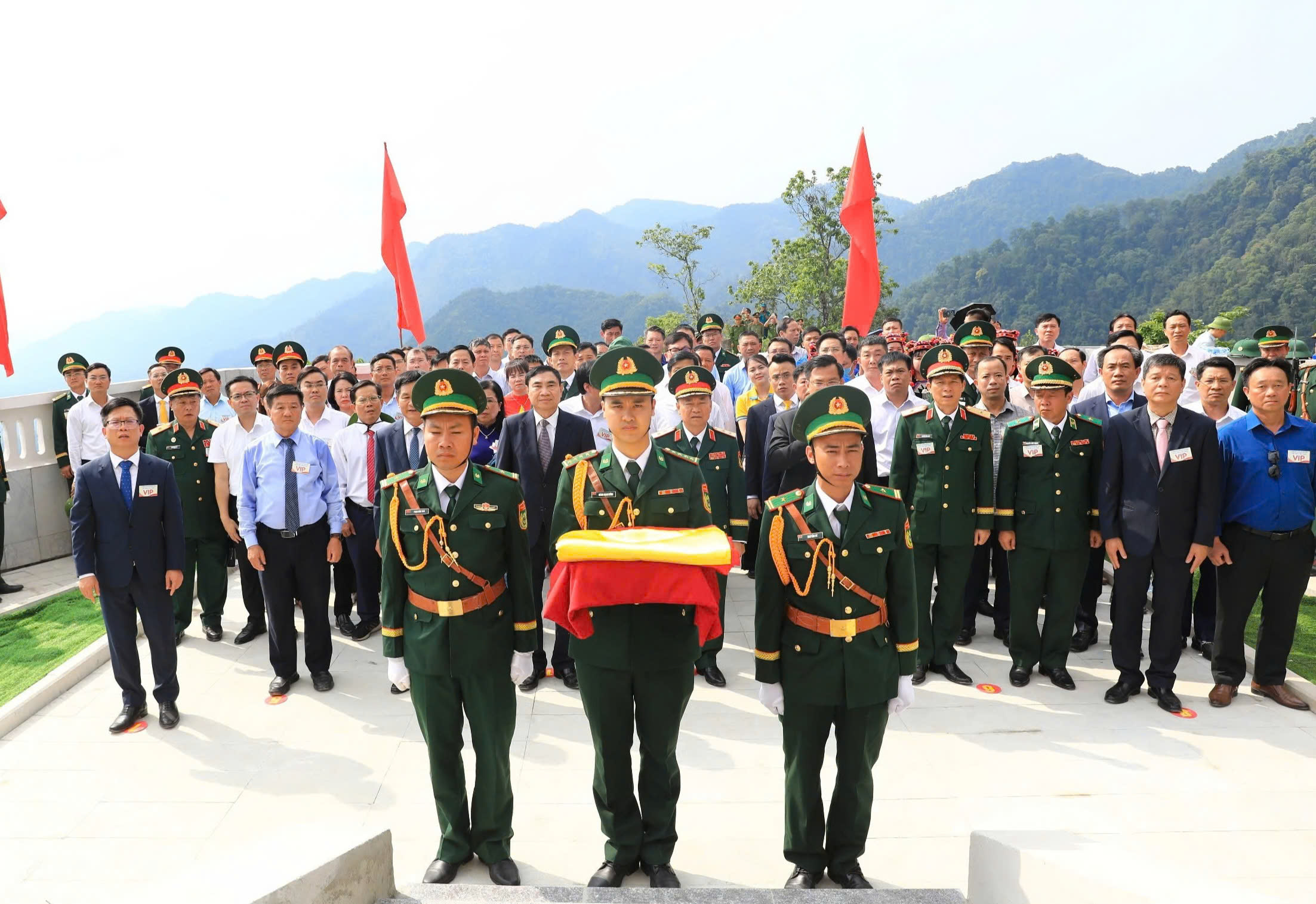Lễ thượng cờ thi&ecirc;ng li&ecirc;ng nơi cực T&acirc;y Tổ quốc- Ảnh 2.