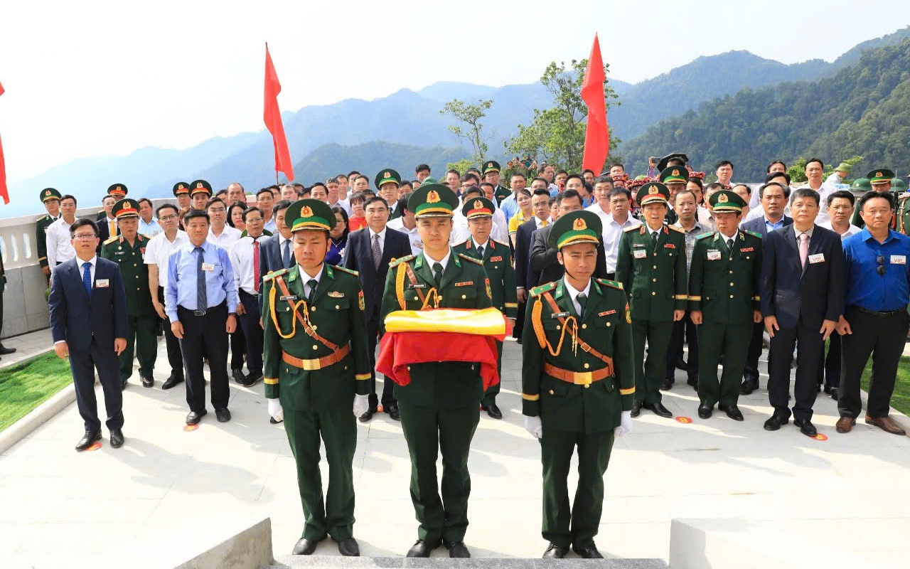 Lễ Thượng cờ và gắn biển công trình Cột cờ A Pa Chải