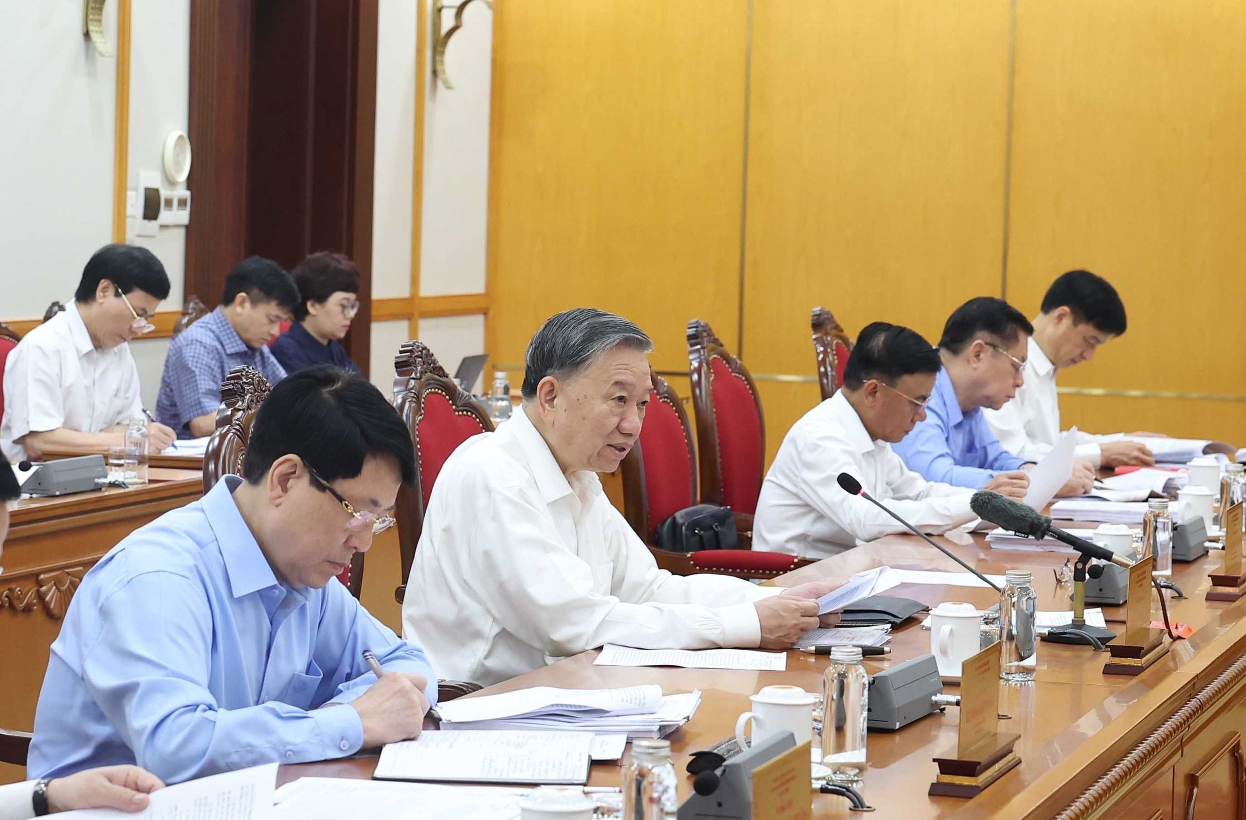 Chủ trương của Bộ Ch&iacute;nh trị, Ban B&iacute; thư về dự kiến nh&acirc;n sự chủ chốt địa phương sau s&aacute;p nhập - Ảnh 1.