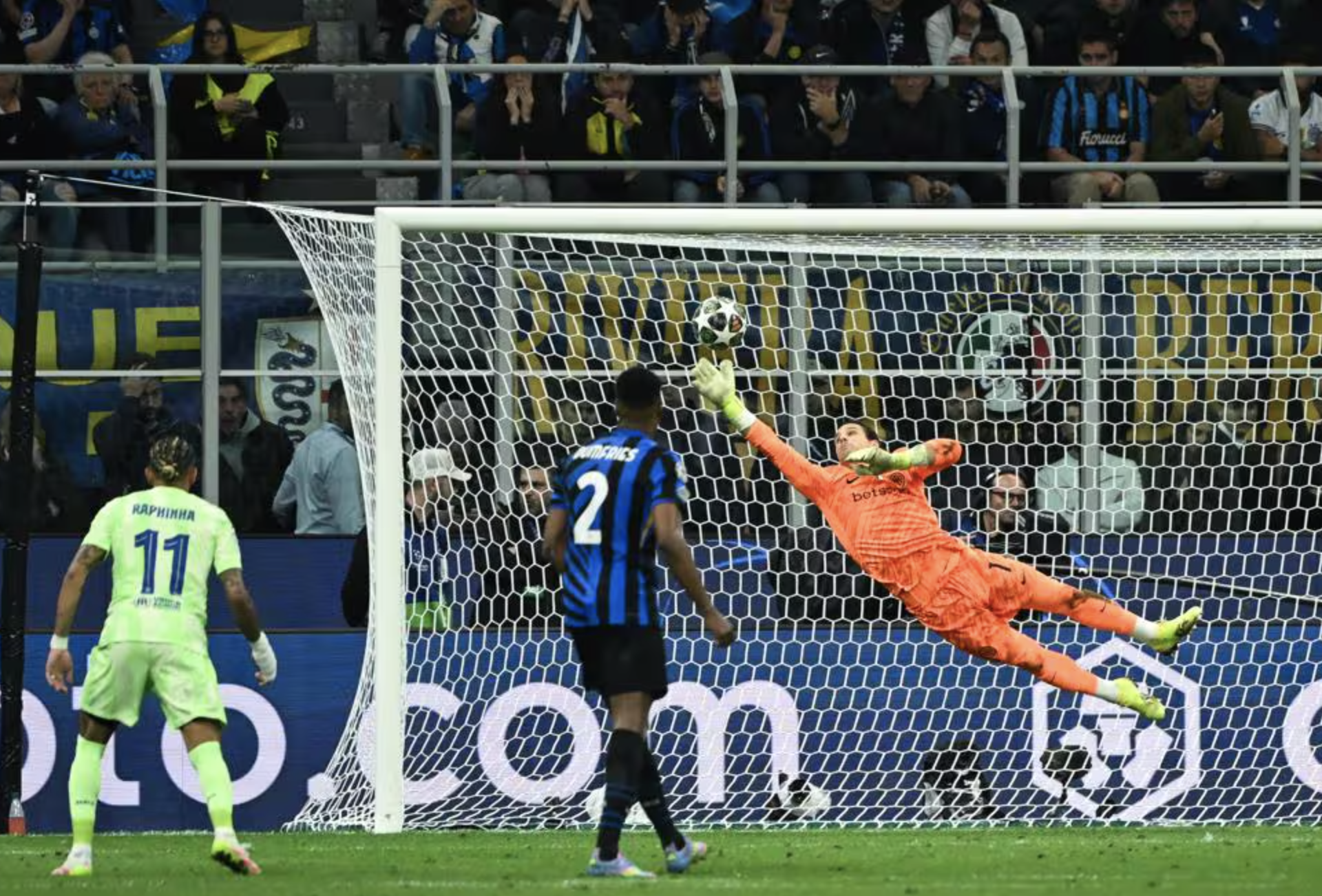 Yann Sommer sắm vai người h&ugrave;ng, Inter Milan hi&ecirc;n ngang v&agrave;o chung kết - Ảnh 1.