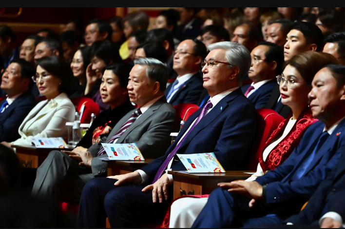 Tổng B&iacute; thư T&ocirc; L&acirc;m dự chương tr&igrave;nh h&ograve;a nhạc hữu nghị Việt Nam - Kazakhstan- Ảnh 1.