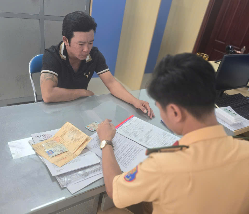 CLIP: T&agrave;i xế xe ben ch&egrave;n &eacute;p xe m&aacute;y, b&oacute;p c&ograve;i inh ỏi g&acirc;y bức x&uacute;c- Ảnh 1.