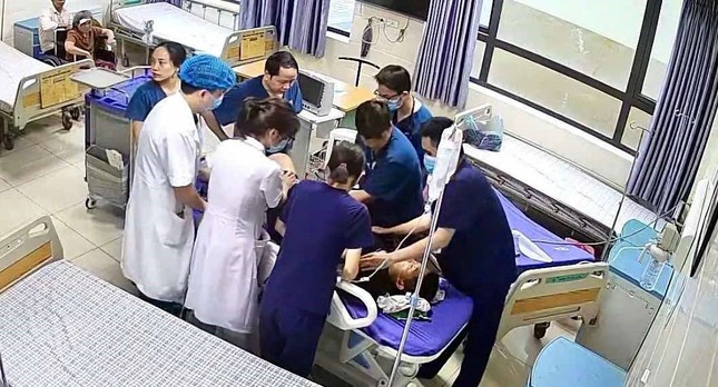 H&agrave;nh hung nh&acirc;n vi&ecirc;n y tế: Khi n&agrave;o chấm dứt?- Ảnh 2.