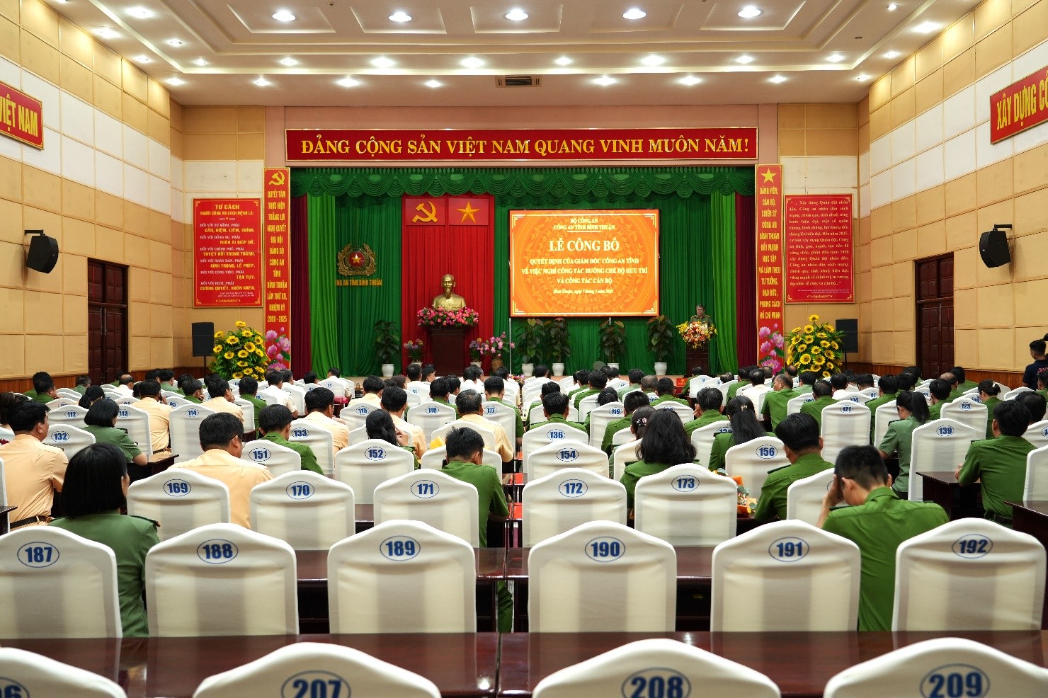 Nhiều l&atilde;nh đạo, chỉ huy C&ocirc;ng an B&igrave;nh Thuận nghỉ hưu trước tuổi - Ảnh 1.