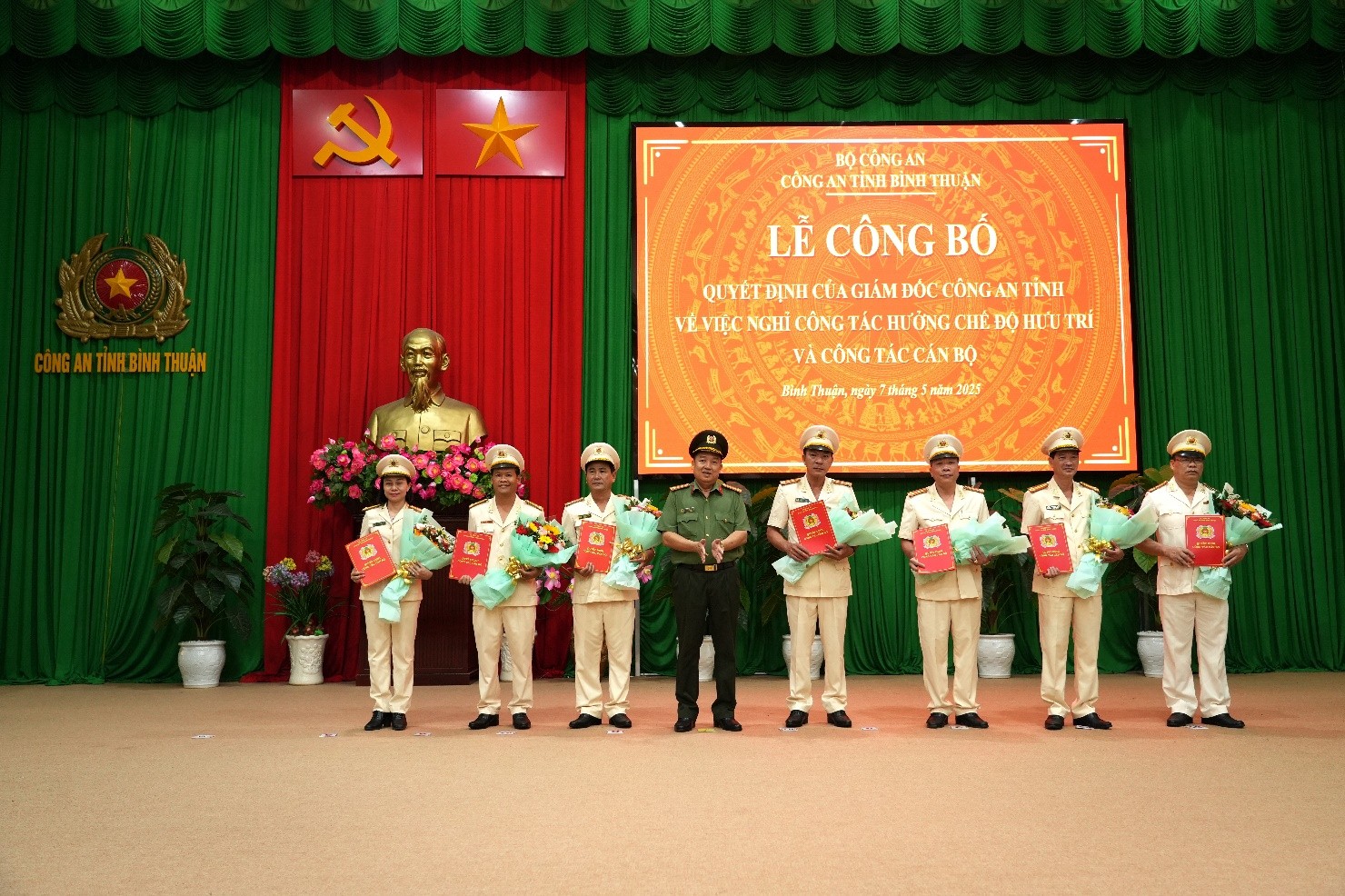 Nhiều l&atilde;nh đạo, chỉ huy C&ocirc;ng an B&igrave;nh Thuận nghỉ hưu trước tuổi - Ảnh 2.