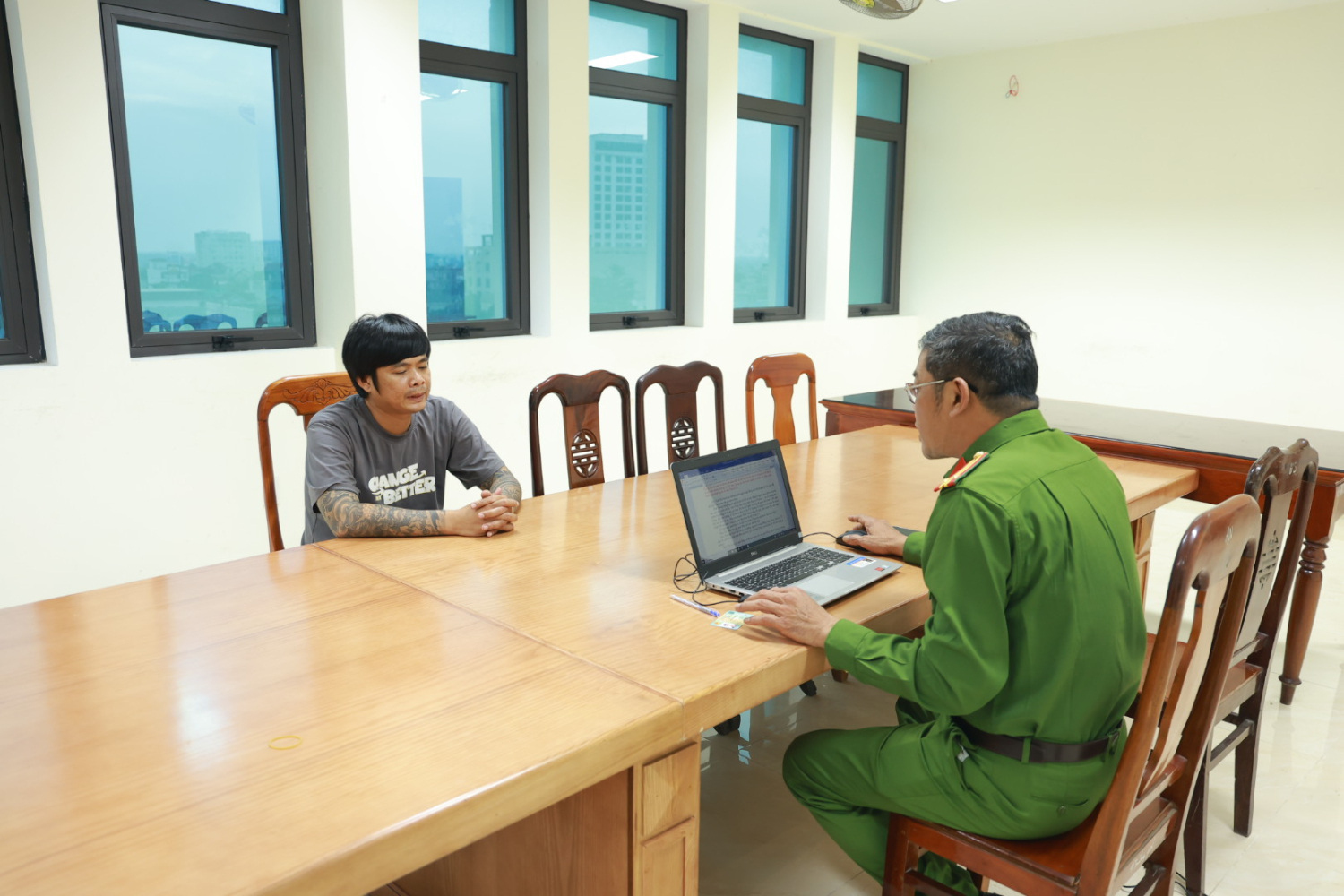 Đối tượng cầm đầu băng nhóm "cưỡng đoạt tài sản" ra đầu thú- Ảnh 2.