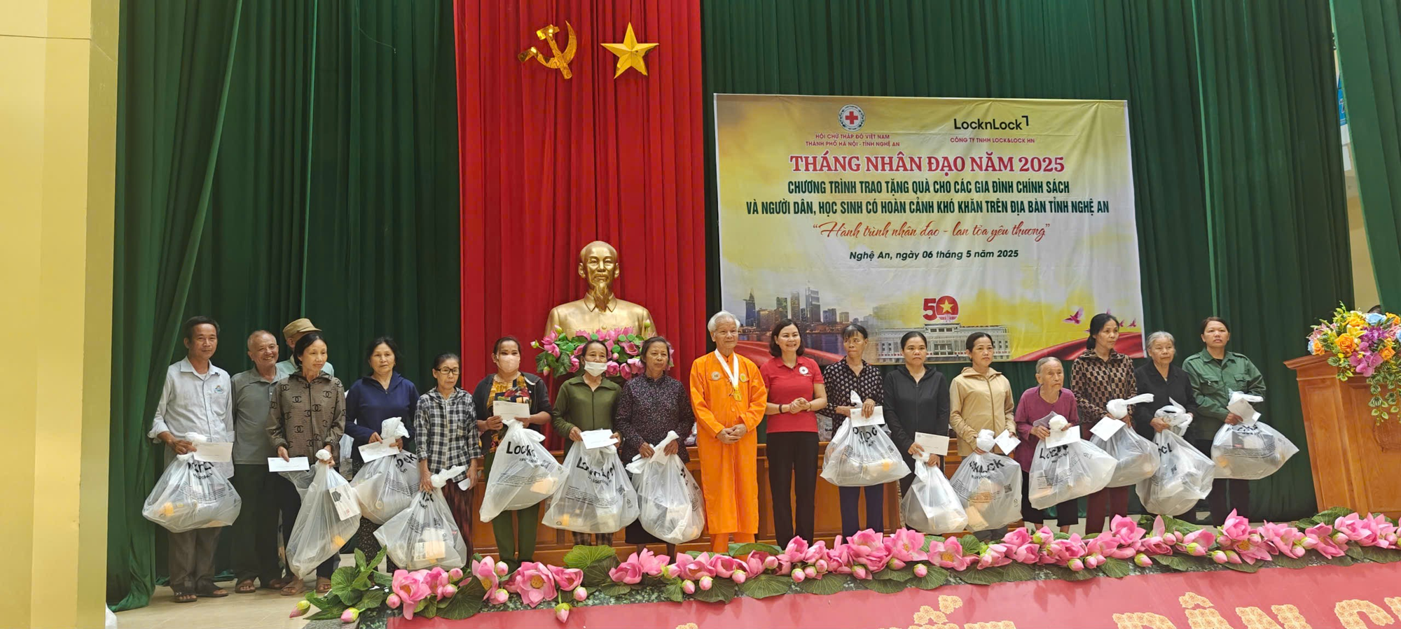 Hội Chữ thập đỏ H&agrave; Nội c&ugrave;ng phật tử Ch&ugrave;a Thiền T&ocirc;ng T&acirc;n Diệu chung tay hỗ trợ người ngh&egrave;o.- Ảnh 3.
