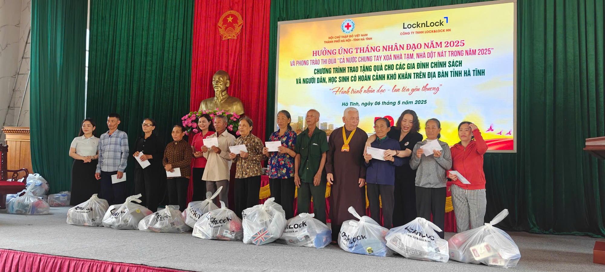 Hội Chữ thập đỏ H&agrave; Nội c&ugrave;ng phật tử Ch&ugrave;a Thiền T&ocirc;ng T&acirc;n Diệu chung tay hỗ trợ người ngh&egrave;o.- Ảnh 1.