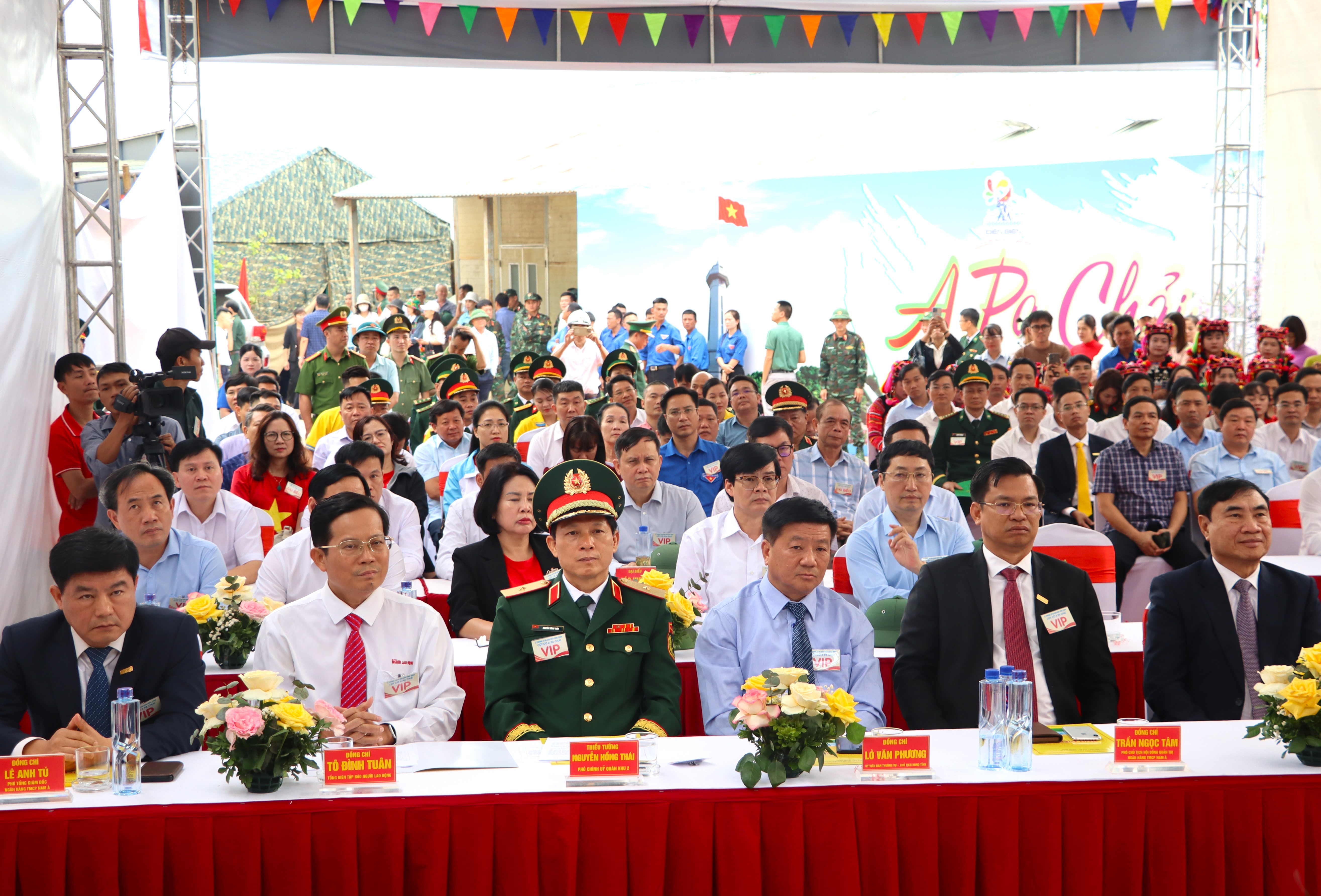 Lễ Thượng cờ và gắn biển công trình Cột cờ A Pa Chải - Ảnh 2.