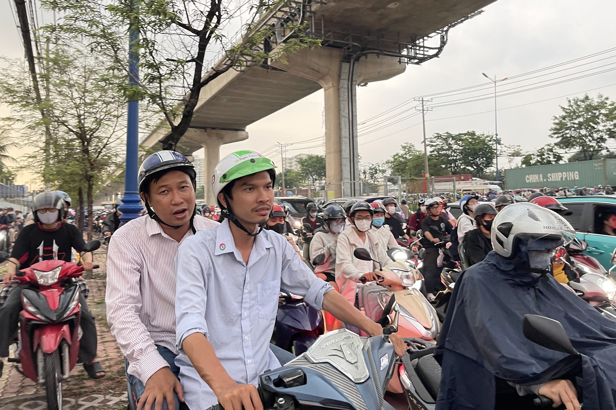 Clip: Kẹt xe nghi&ecirc;m trọng tr&ecirc;n đường Nguyễn Văn B&aacute;, TP Thủ Đức- Ảnh 2.