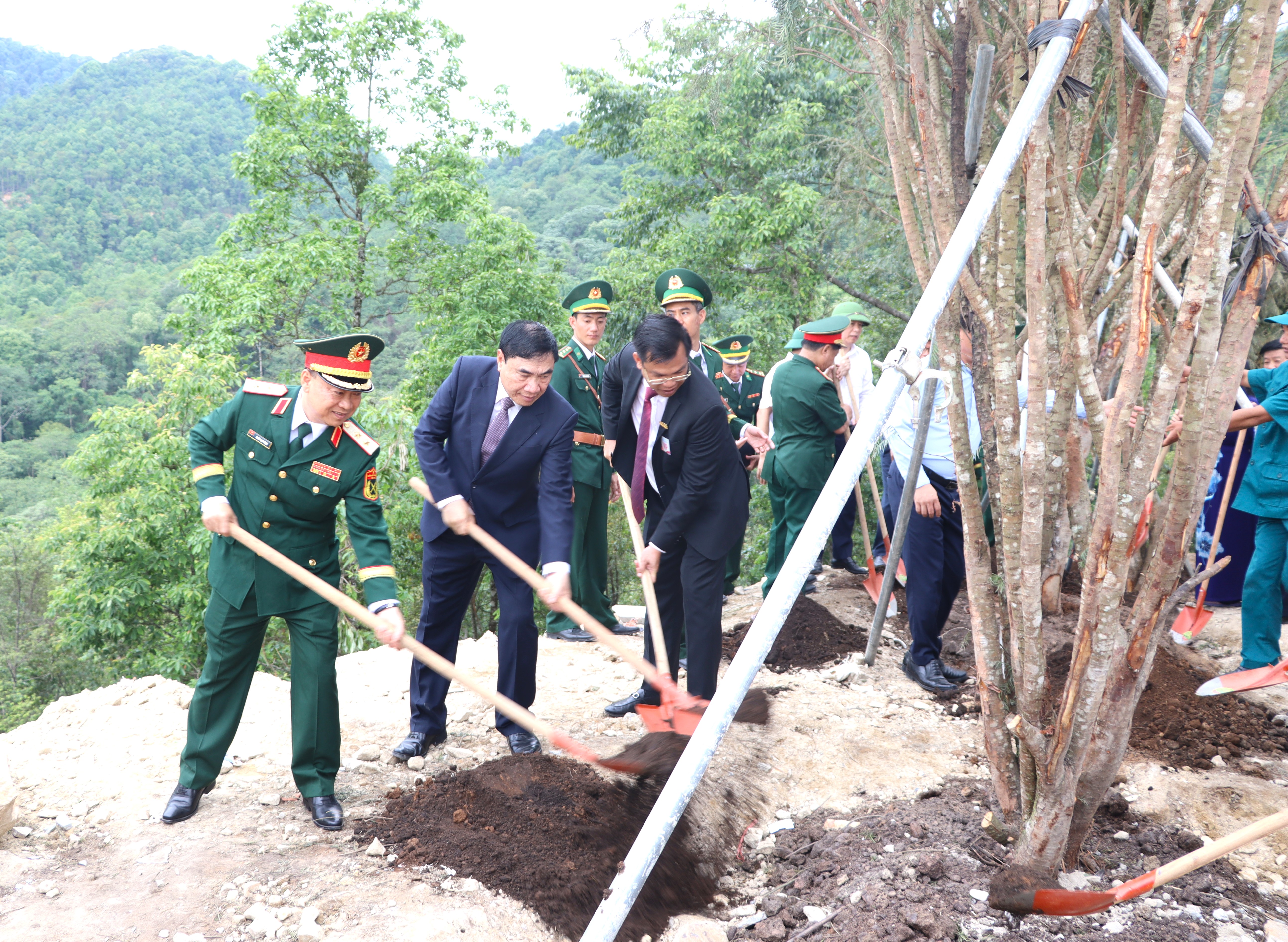Lễ Thượng cờ và gắn biển công trình Cột cờ A Pa Chải - Ảnh 7.