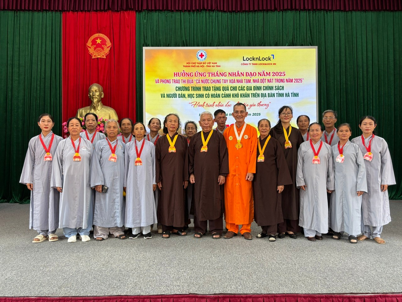 Hội Chữ thập đỏ H&agrave; Nội c&ugrave;ng phật tử Ch&ugrave;a Thiền T&ocirc;ng T&acirc;n Diệu chung tay hỗ trợ người ngh&egrave;o.- Ảnh 2.