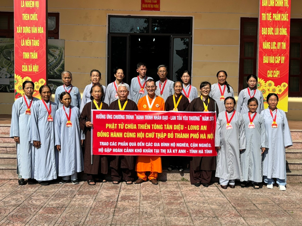 Hội Chữ thập đỏ H&agrave; Nội c&ugrave;ng phật tử Ch&ugrave;a Thiền T&ocirc;ng T&acirc;n Diệu chung tay hỗ trợ người ngh&egrave;o.- Ảnh 5.