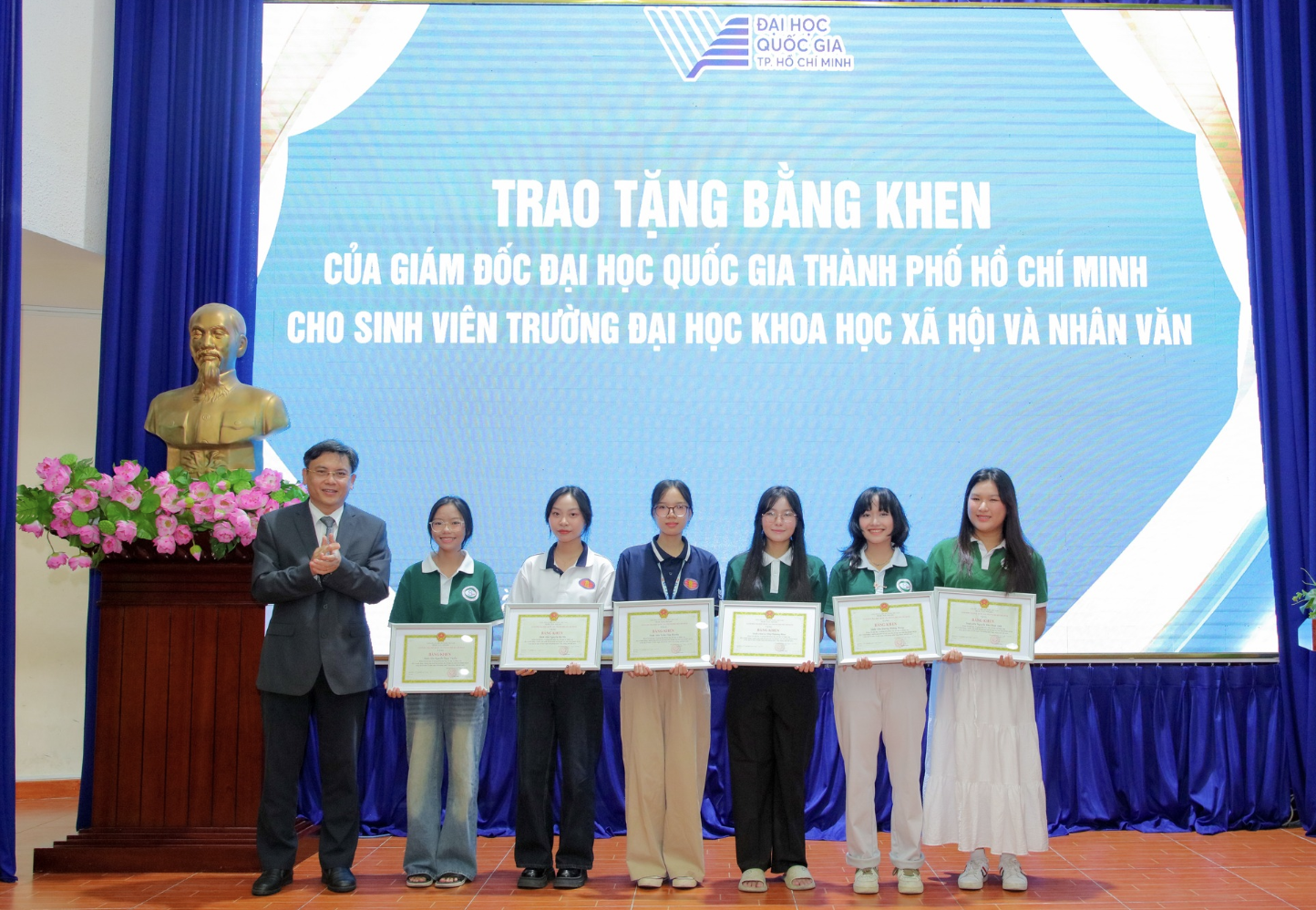 ĐHQG TP HCM tặng bằng khen cho sinh vi&ecirc;n nhường chỗ cho cựu chiến binh- Ảnh 1.