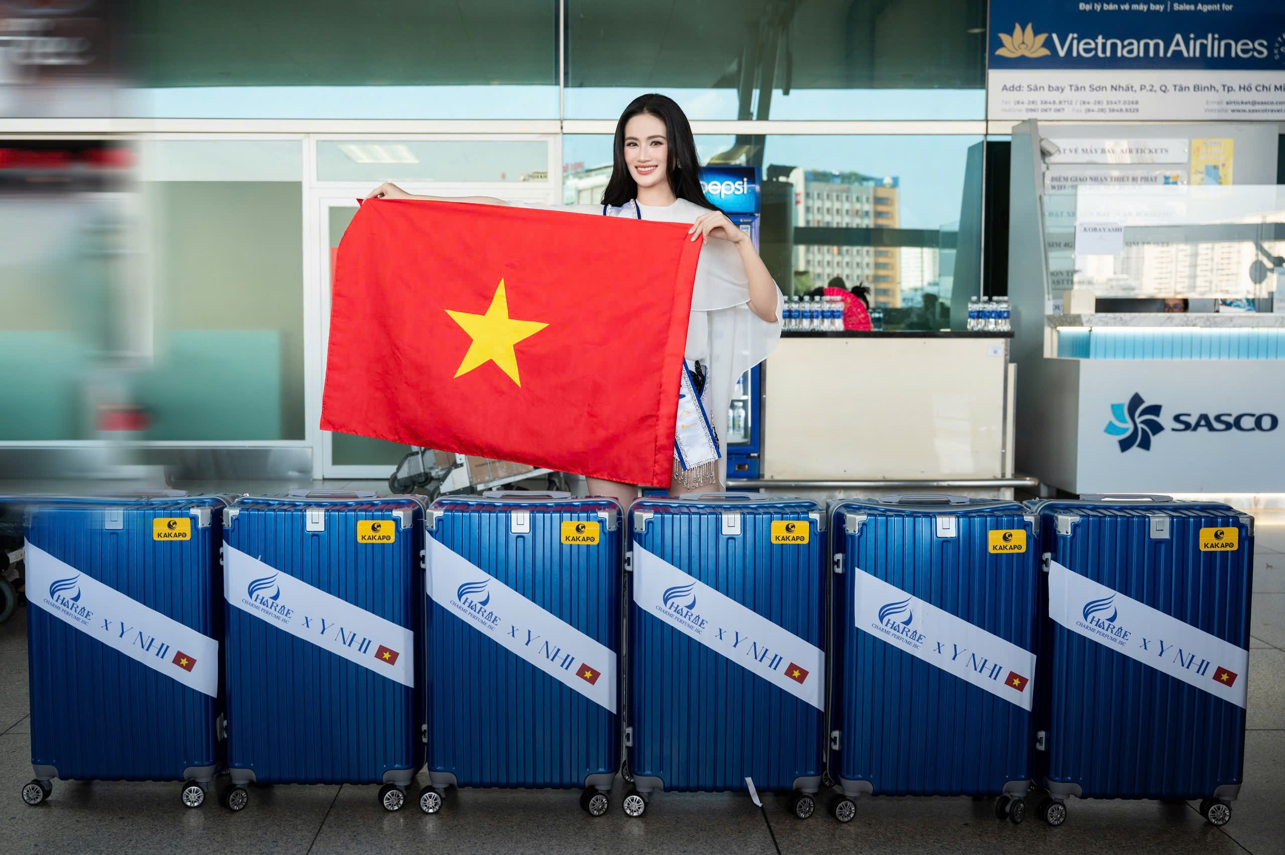 Hoa hậu &Yacute; Nhi mang hơn 160 kg h&agrave;nh l&yacute; đến Ấn Độ thi Miss World   - Ảnh 1.